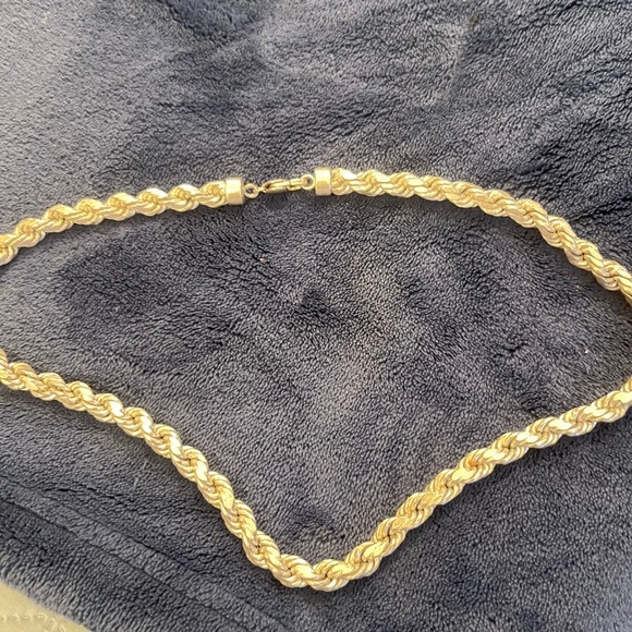 This solid Elegant & .925 Italian sterling Silver 20 inch Rope Chain Necklace.